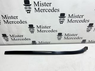Запчасть молдинг лобового стекла передний правый Mercedes-Benz E-Class E250 CDI 2011