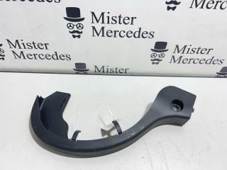 Запчасть накладка петли багажника задняя левая Mercedes-Benz C-Class 2010