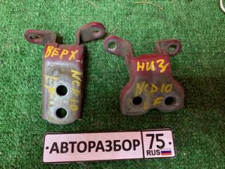 Крепление двери переднее левое TOYOTA VITZ 2002