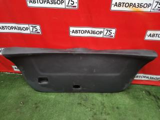 Обшивка двери багажника TOYOTA VITZ 2009