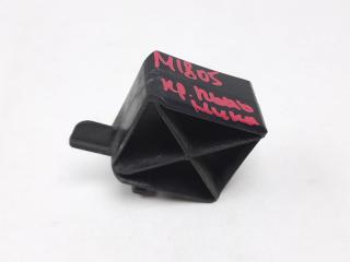 Запчасть кронштейн радиатора Volvo XC60 2010