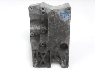 Фото запчасти кронштейн кондиционера Ford Focus 2 2010 контрактная запчасть Запчасть кронштейн кондиционера Ford Focus 2 2010