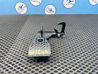 Запчасть крючок капота Audi A3 2011