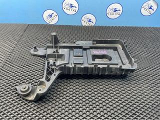 Фото запчасти крепление акб Skoda SuperB 2012 контрактная запчасть Запчасть крепление акб Skoda SuperB 2012