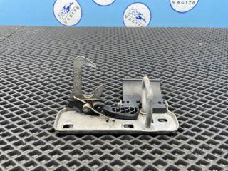 Запчасть крючок капота Volkswagen Passat 2012