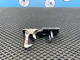 Запчасть крючок капота Volkswagen Tiguan 2010