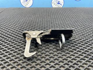 Запчасть крючок капота Volkswagen Tiguan 2009