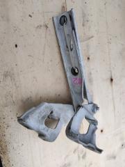 Фото запчасти петля капота Audi A4 Б/У запчасть Запчасть петля капота Audi A4