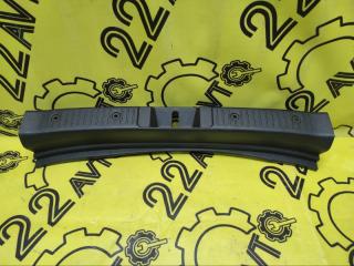 Накладка замка багажника Toyota ist 2003