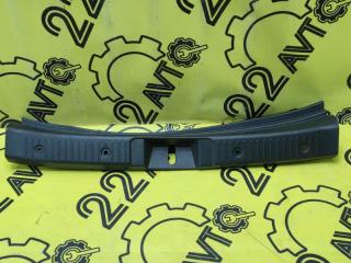 Накладка замка багажника Toyota ist 2004