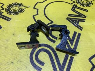 Запчасть петли двери задние правые Volkswagen Tiguan 2012