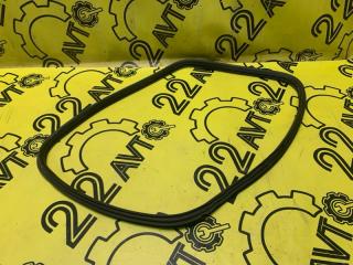 Уплотнитель стекла багажника задний Mitsubishi Pajero 2006