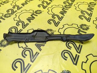 Уплотнитель крыла передний правый Toyota ist 2002