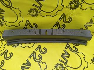 Накладка замка багажника Toyota ist 2002