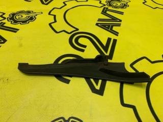 Уголок жабо передний правый Toyota ISIS 2013