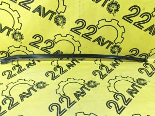 Молдинг лобового стекла правый Toyota Ipsum 2004