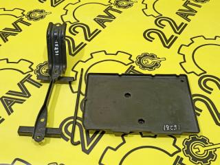 Крепление аккумулятора Lexus RX350 2010