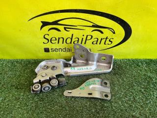 Фото запчасти ролик раздвижной двери правый NISSAN NV200 2010 контрактная запчасть Запчасть ролик раздвижной двери правый NISSAN NV200 2010